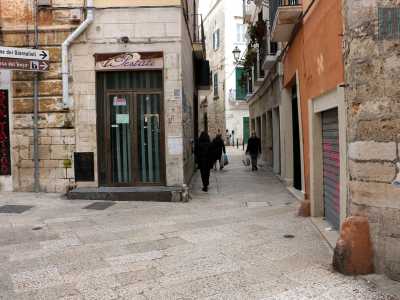 Per scovare la chiesa, da piazza Mercantile basta prendere la stretta via Francigena per poi girare subito a destra su strada Palazzo di Citt�...